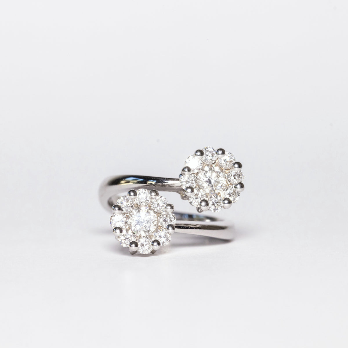 18K White Gold Ring With Diamond Pavé Flowers