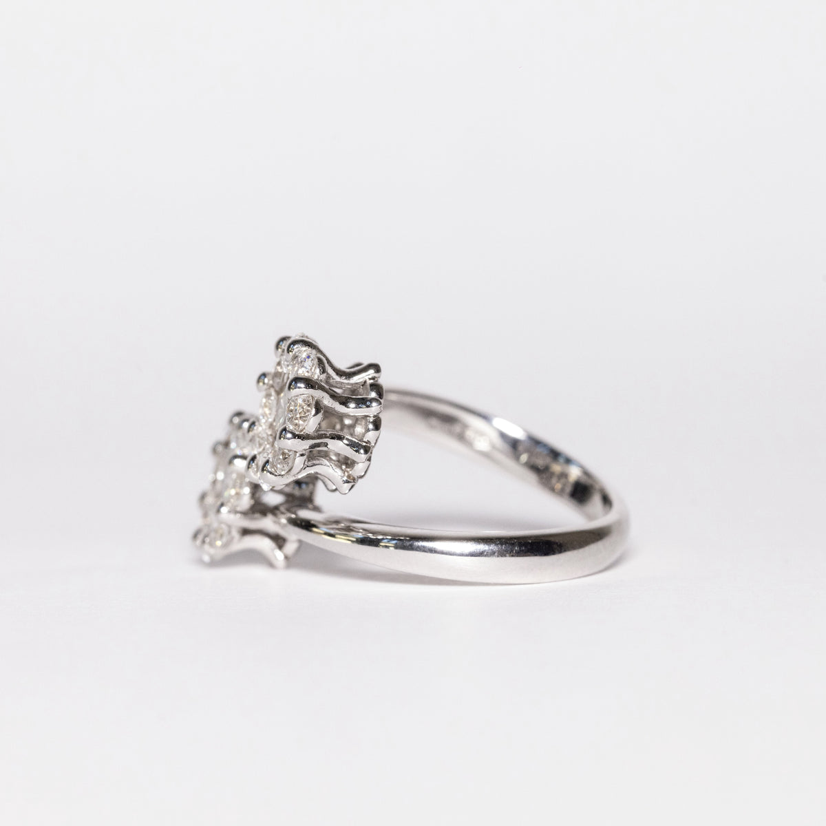 18K White Gold Ring With Diamond Pavé Flowers