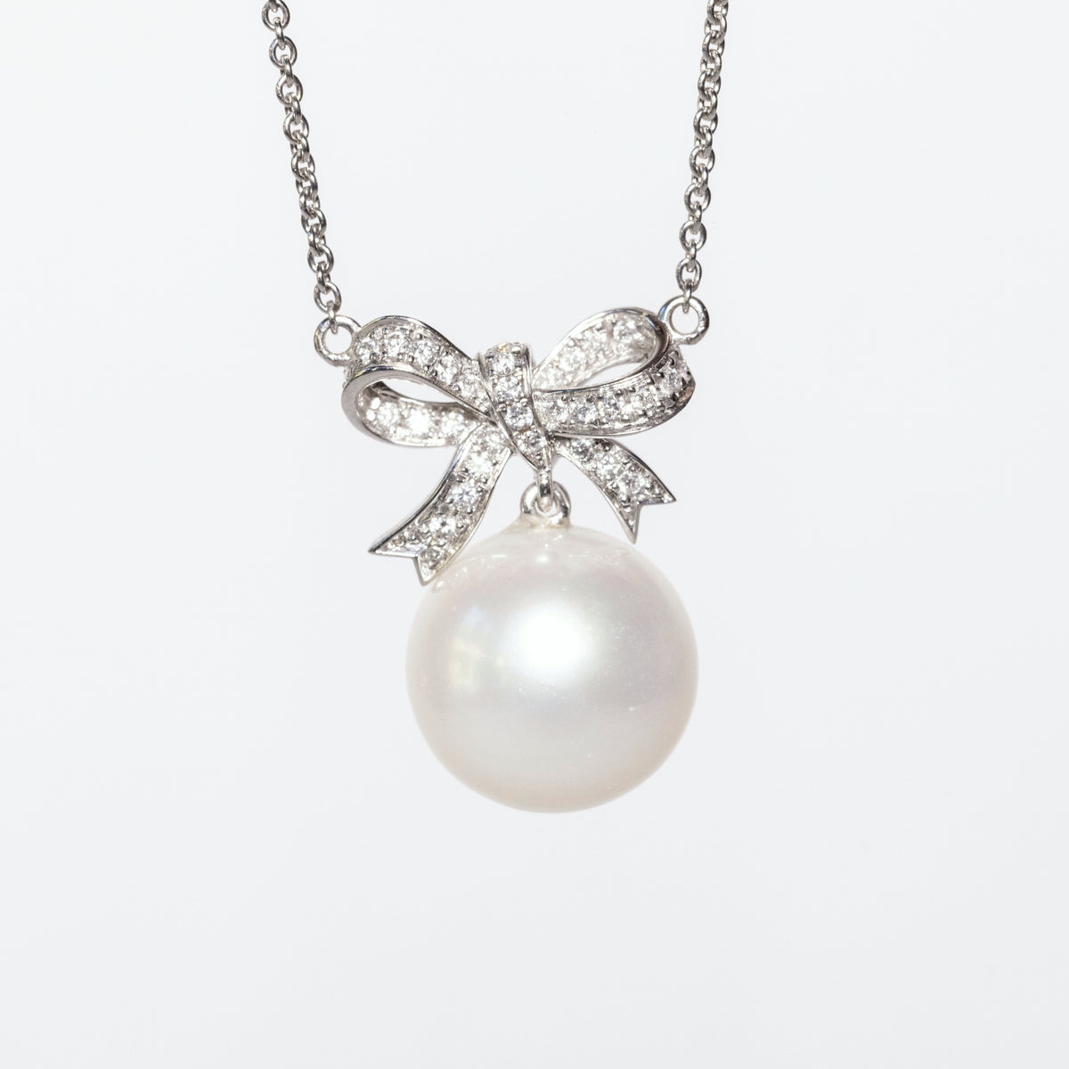 18K White Gold Necklace With Pearl Pendant With Bow