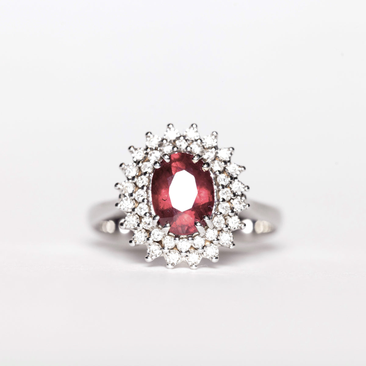 Anello in Oro bianco 18KT con Rubino ovale centrale e doppio giro in Diamanti