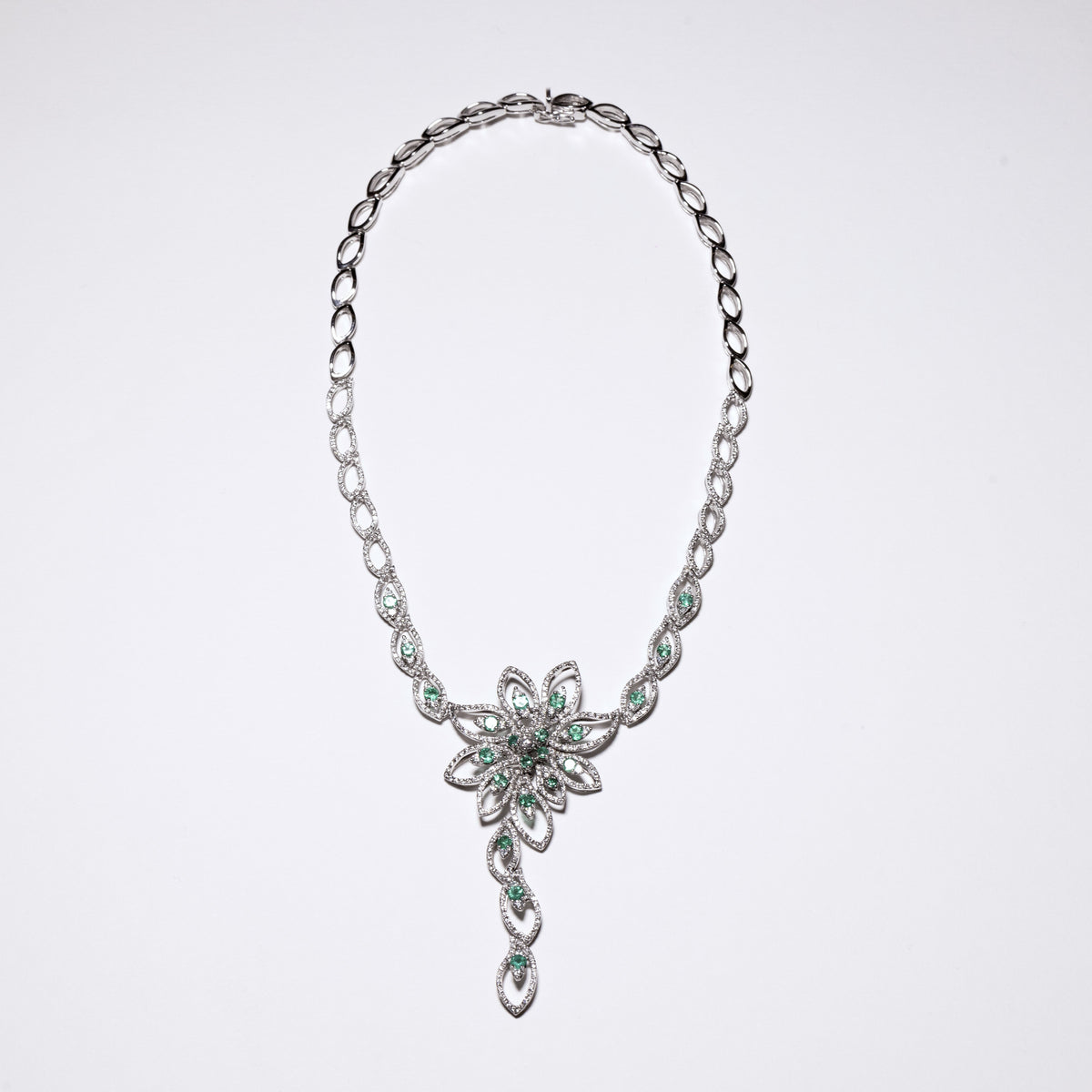 18kt White Gold Collier Necklace with Brilliant Cut Diamonds and Oval Cut Emeralds