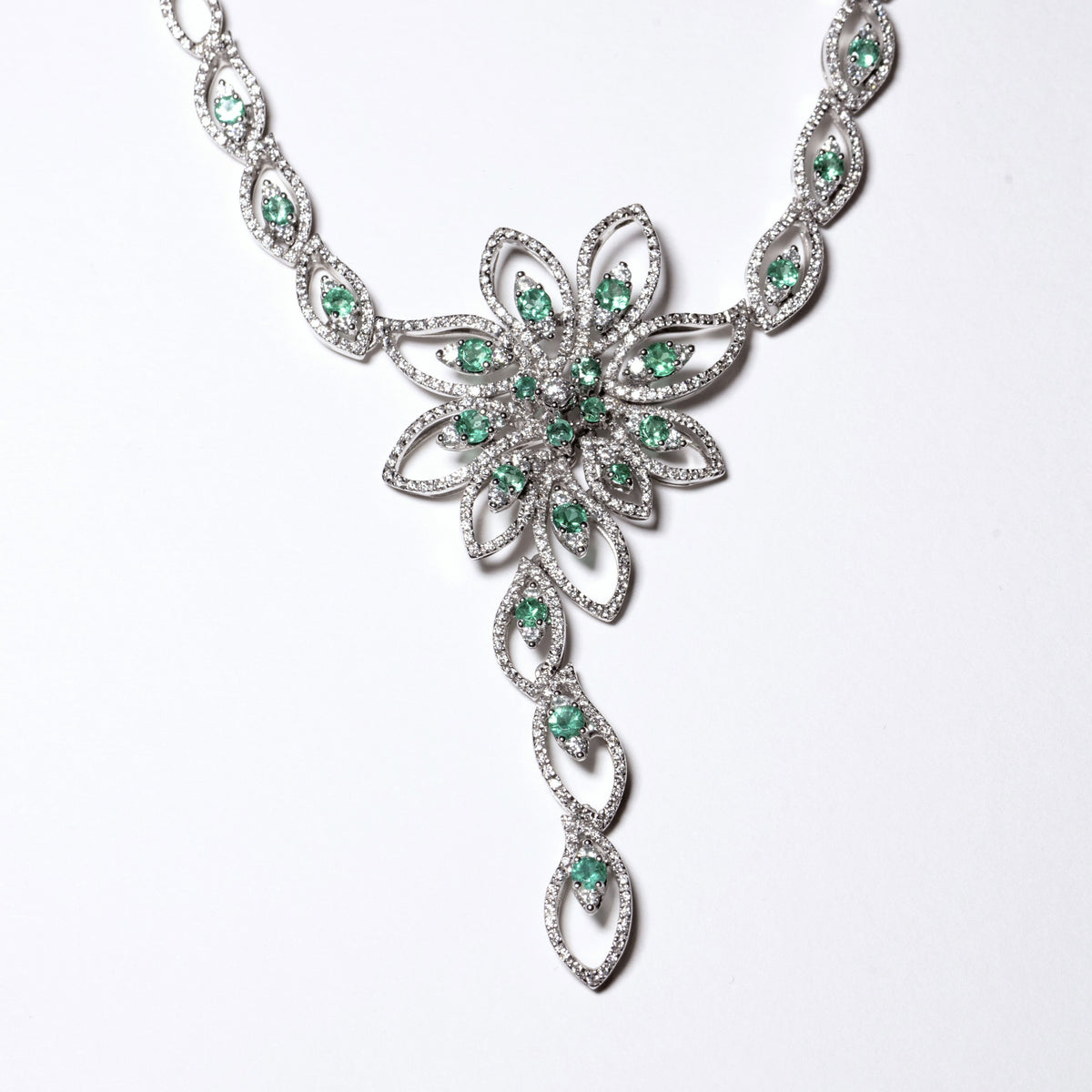 18kt White Gold Collier Necklace with Brilliant Cut Diamonds and Oval Cut Emeralds