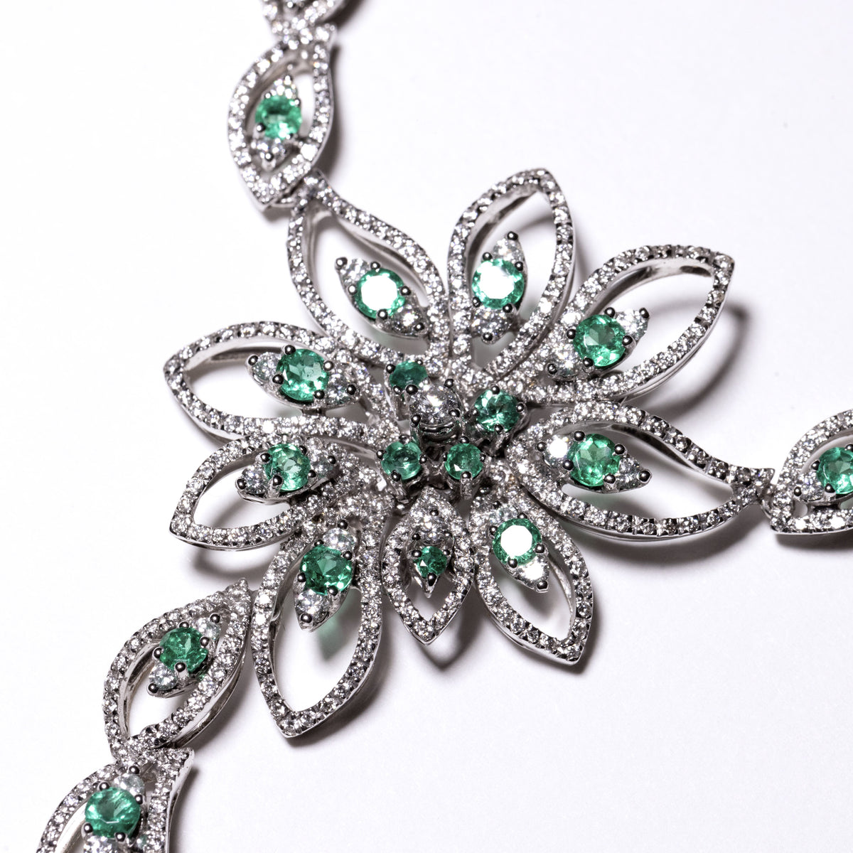 18kt White Gold Collier Necklace with Brilliant Cut Diamonds and Oval Cut Emeralds
