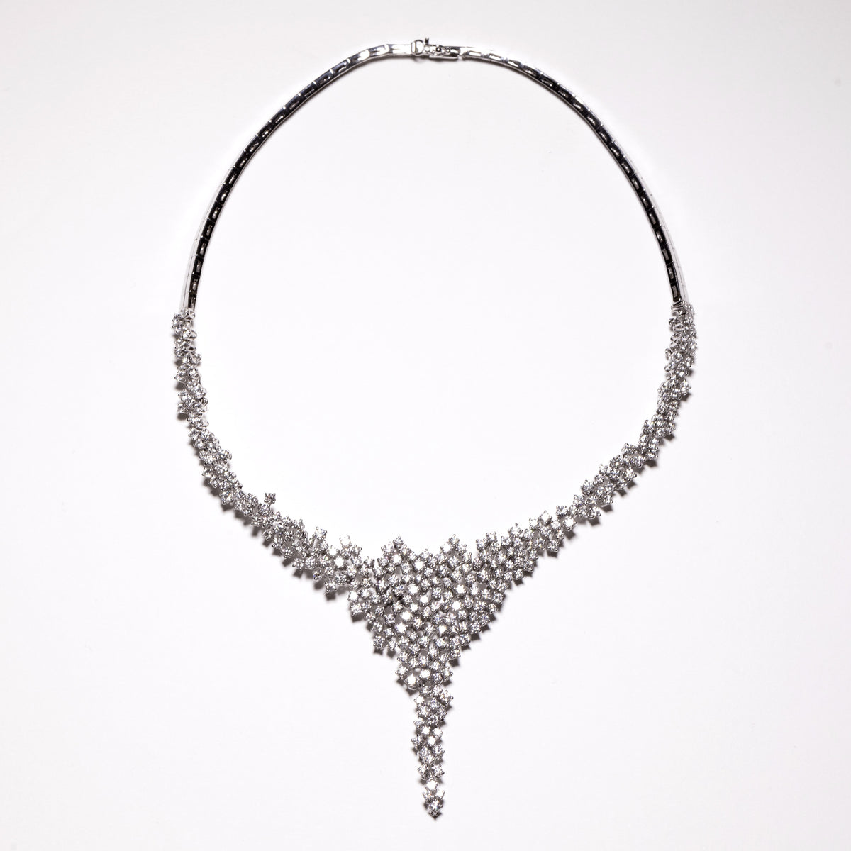 Collana Collier Cascata di Diamanti in Oro Bianco 18KT e impregnata di Diamanti Taglio Rotondo Brillante