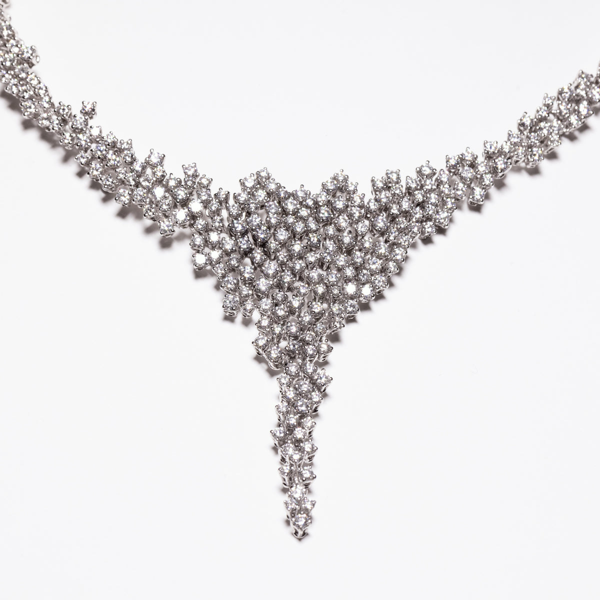 Collana Collier Cascata di Diamanti in Oro Bianco 18KT e impregnata di Diamanti Taglio Rotondo Brillante
