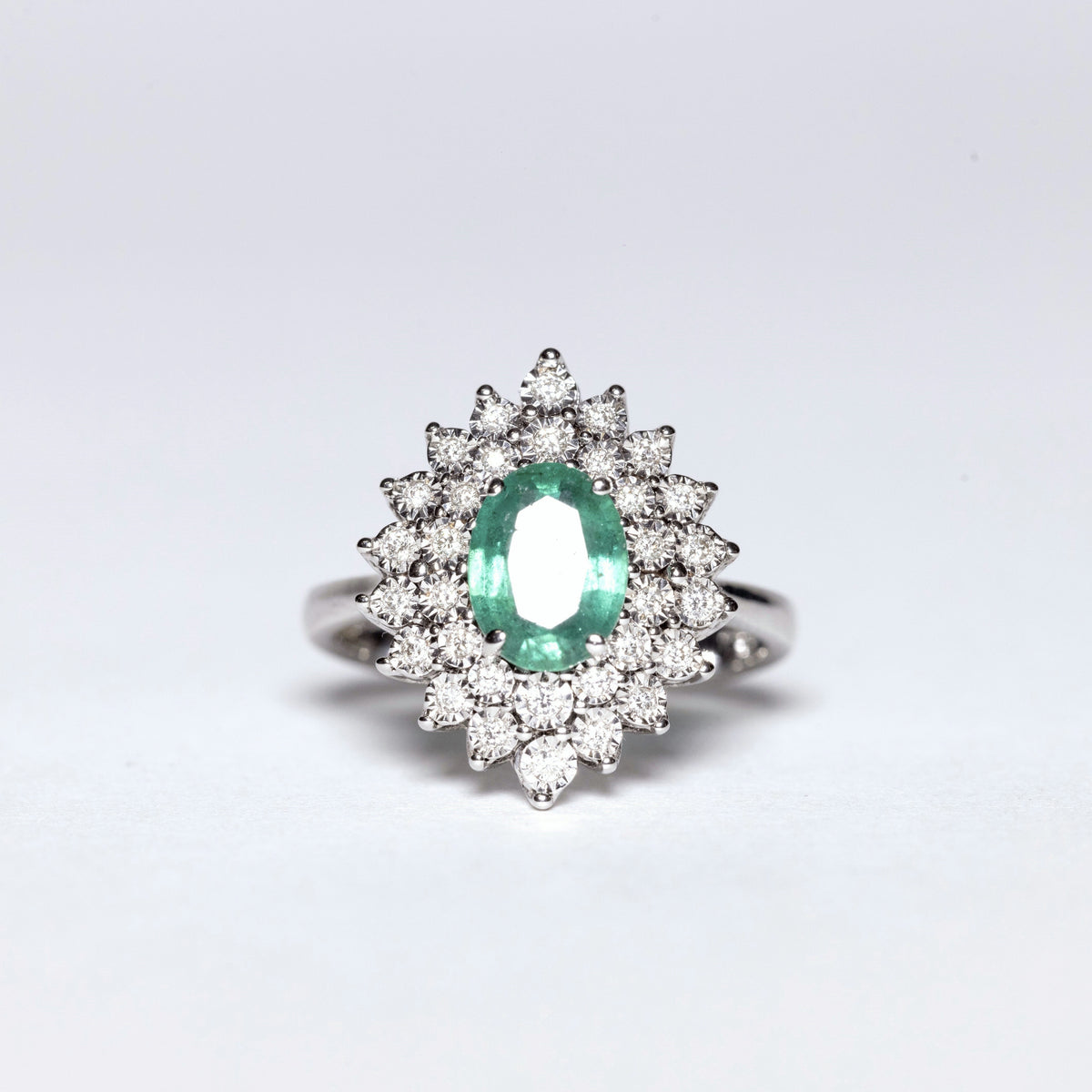 18Kt White Gold Ring with Central Emerald and Double Row of Snowflake-Shaped Diamonds