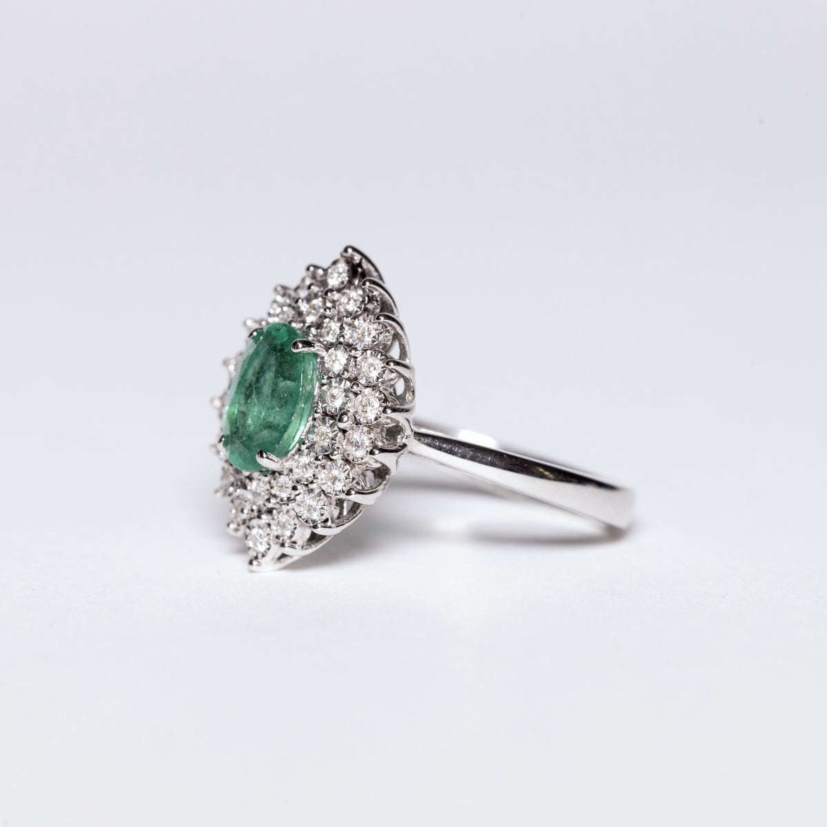 18Kt White Gold Ring with Central Emerald and Double Row of Snowflake-Shaped Diamonds