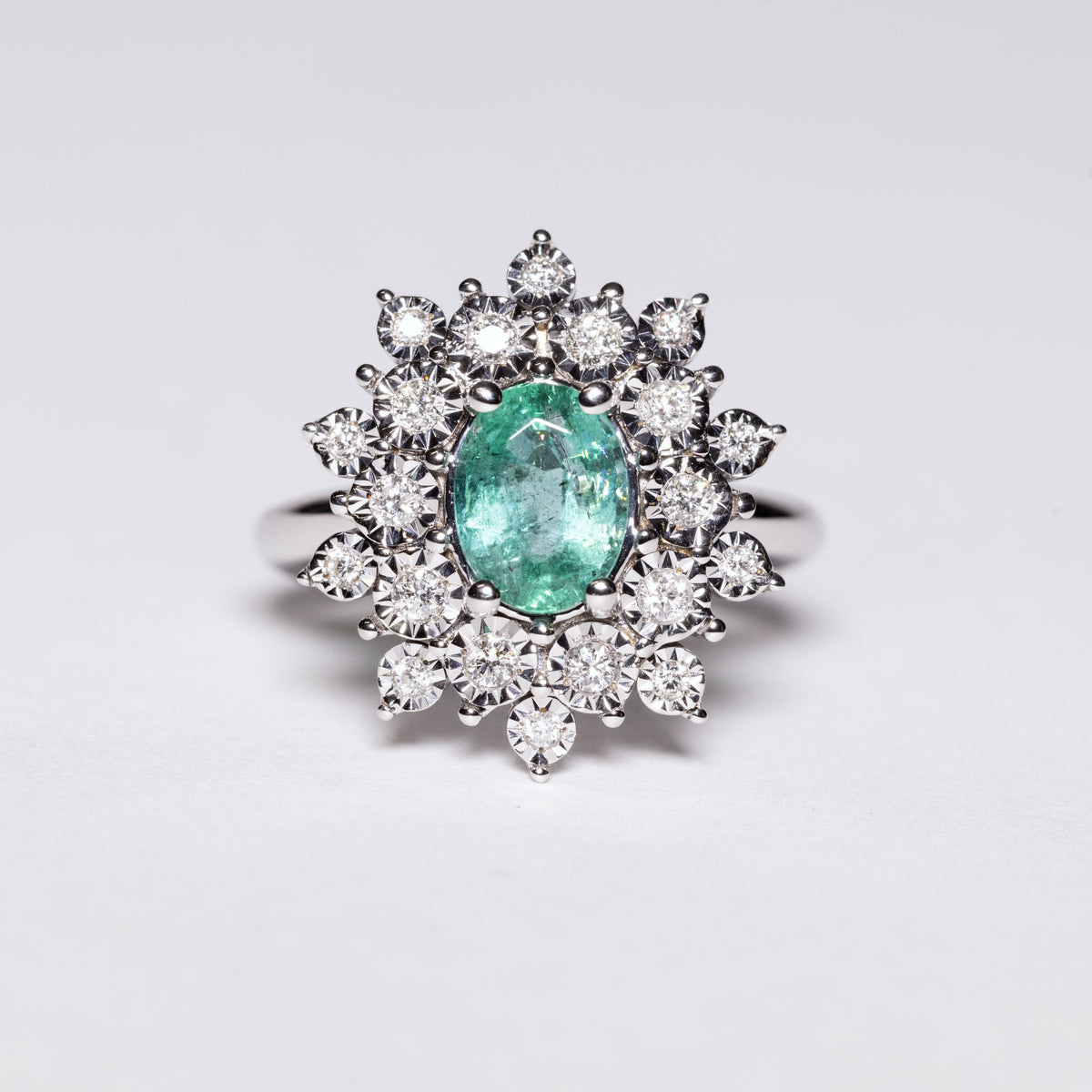 18kt White Gold Ring with Central Emerald and Double Row of Snowflake-Shaped Diamonds