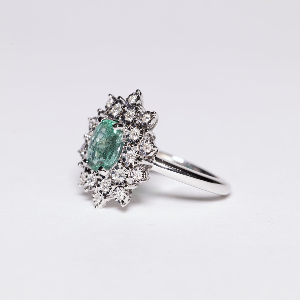 18kt White Gold Ring with Central Emerald and Double Row of Snowflake-Shaped Diamonds