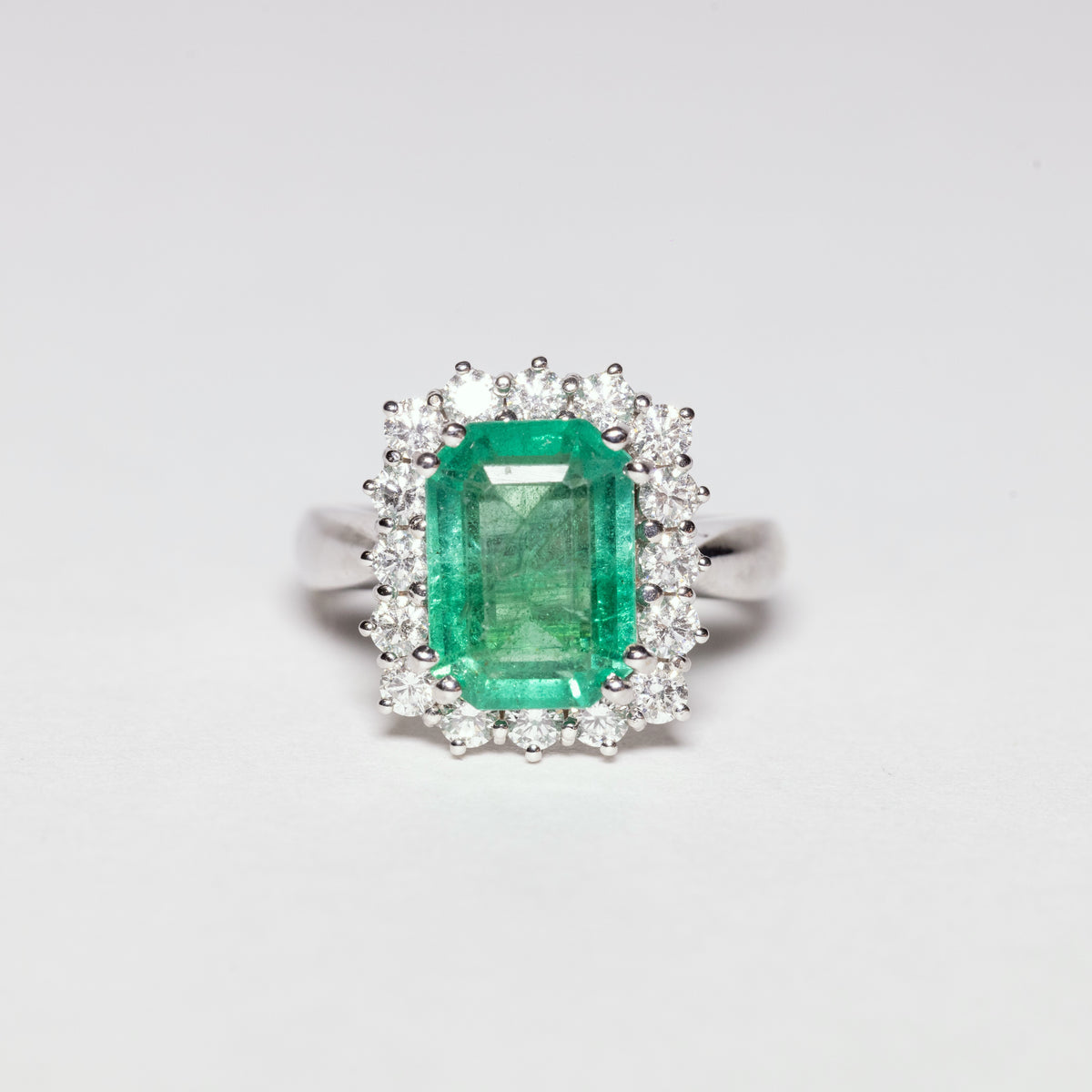 Anello in Oro Bianco 18 KT con Smeraldo Taglio Emerald e Giro di Diamanti