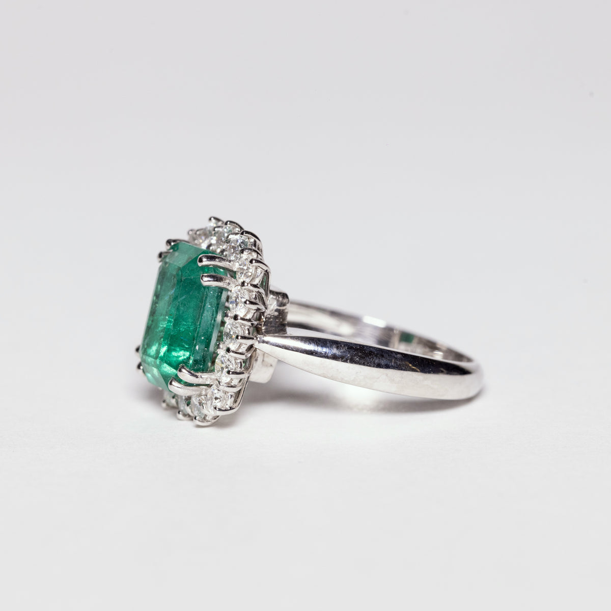 Anello in Oro Bianco 18 KT con Smeraldo Taglio Emerald e Giro di Diamanti