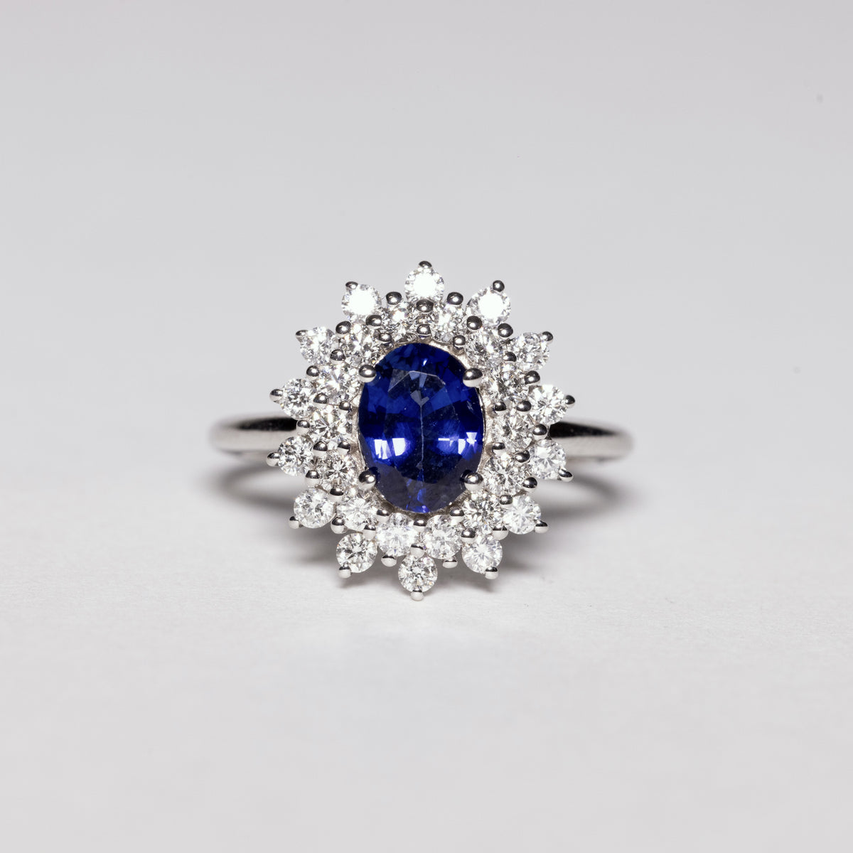 18kt White Gold Ring with Central Sapphire and Snowflake Shape Diamonds