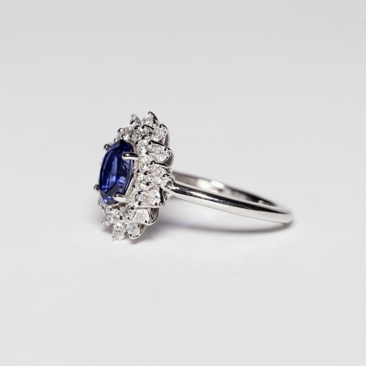 18kt White Gold Ring with Central Sapphire and Snowflake Shape Diamonds