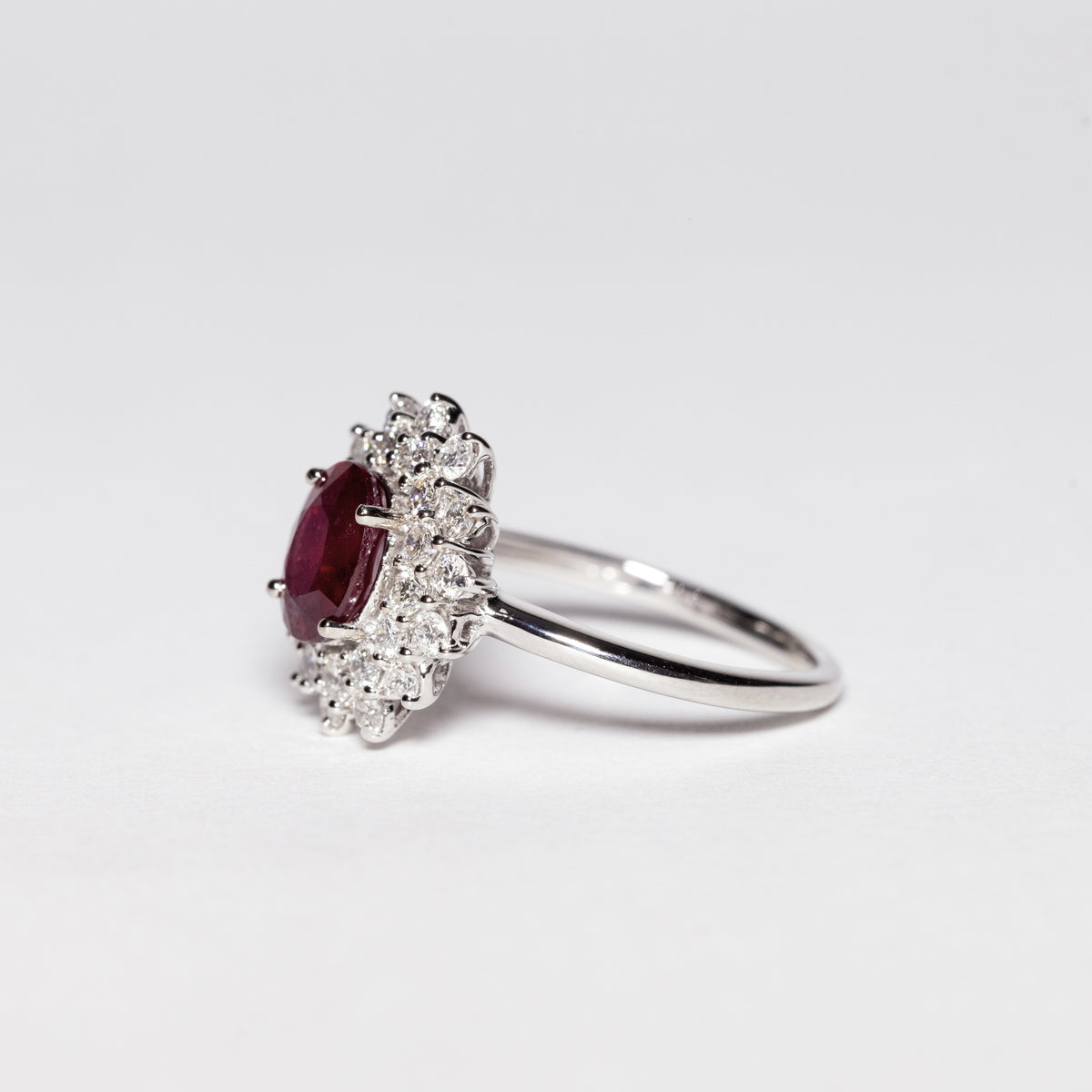 18kt White Gold Ring With Central Ruby and Snowflake Shape Diamonds