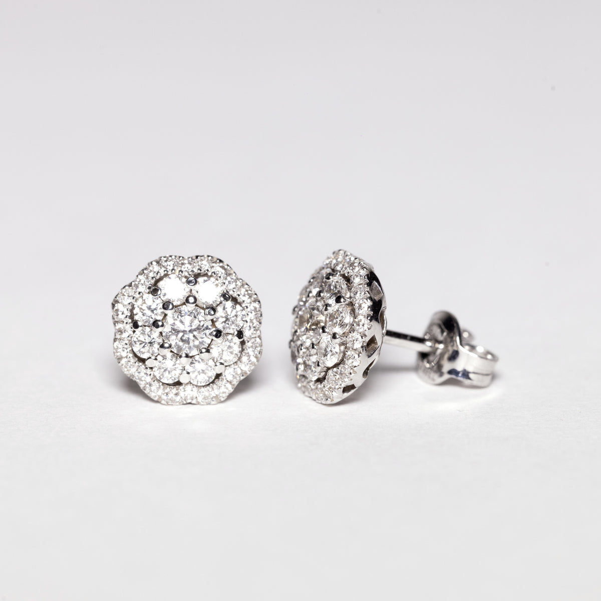18KT White Gold Earrings With Pavé Diamonds Flower Shape