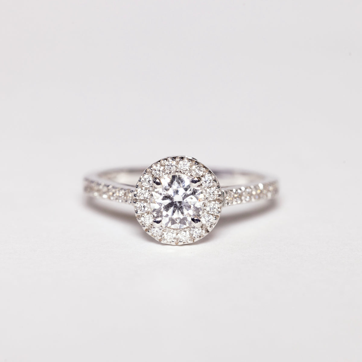 Anello Solitario in Oro Bianco 18KT con Diamante centrale e diamanti laterali montatura  Tiffany