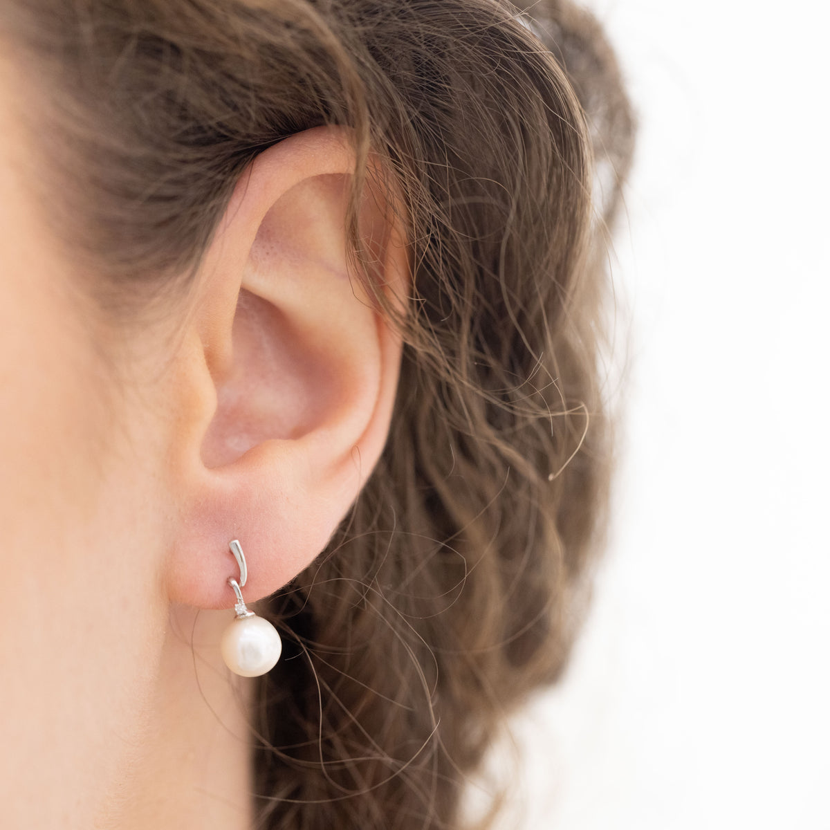 Orecchini Pendenti In Oro Bianco 18 Kt Con Punto Luce E Perle