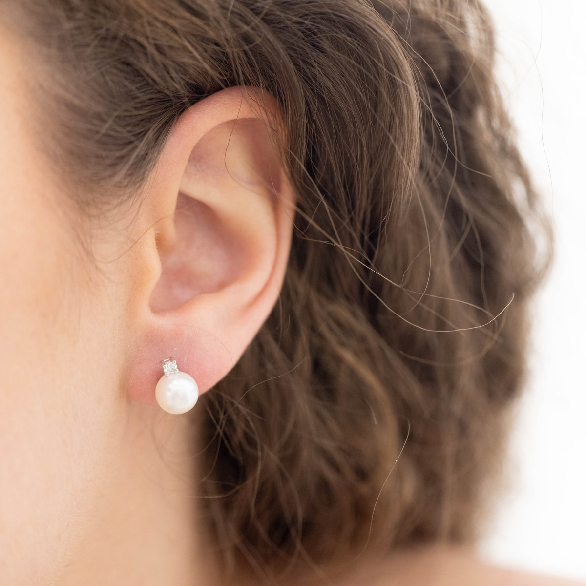 Orecchini In Oro Bianco 18 Kt Con Perle Fresh Water E Punto Luce