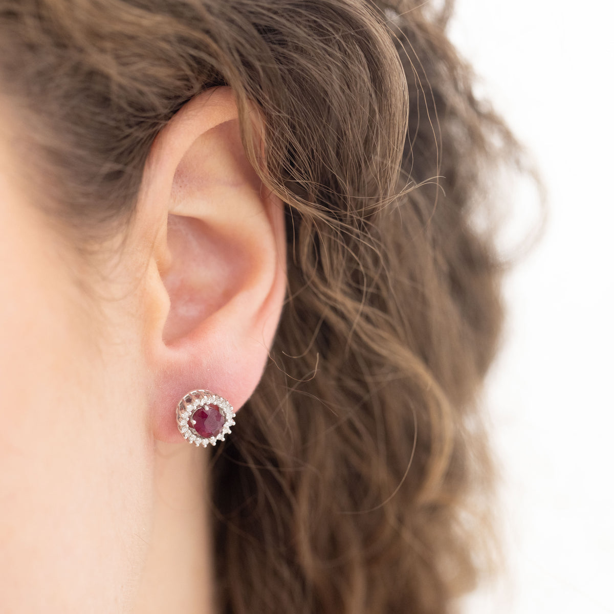 Orecchini In Oro Bianco 18 Kt Con Rubini E Giro Di Diamanti