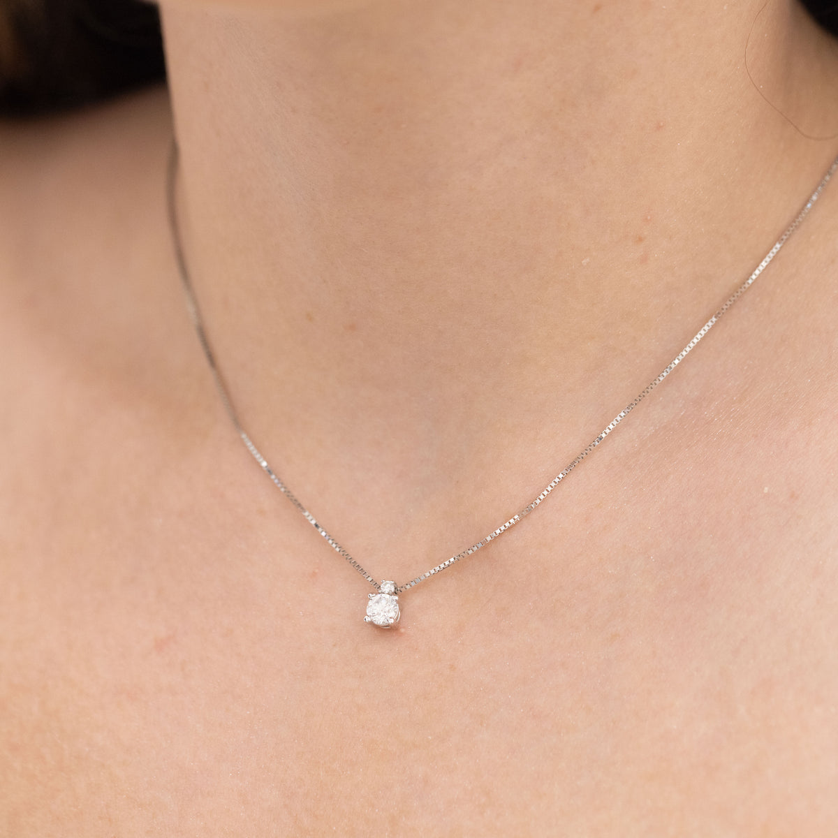 18 KT White Gold and Diamonds Duo Point Light Necklace