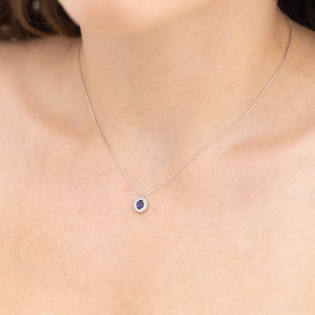 Collana In Oro Bianco 18 Kt Con Zaffiro E Giro Di Diamanti