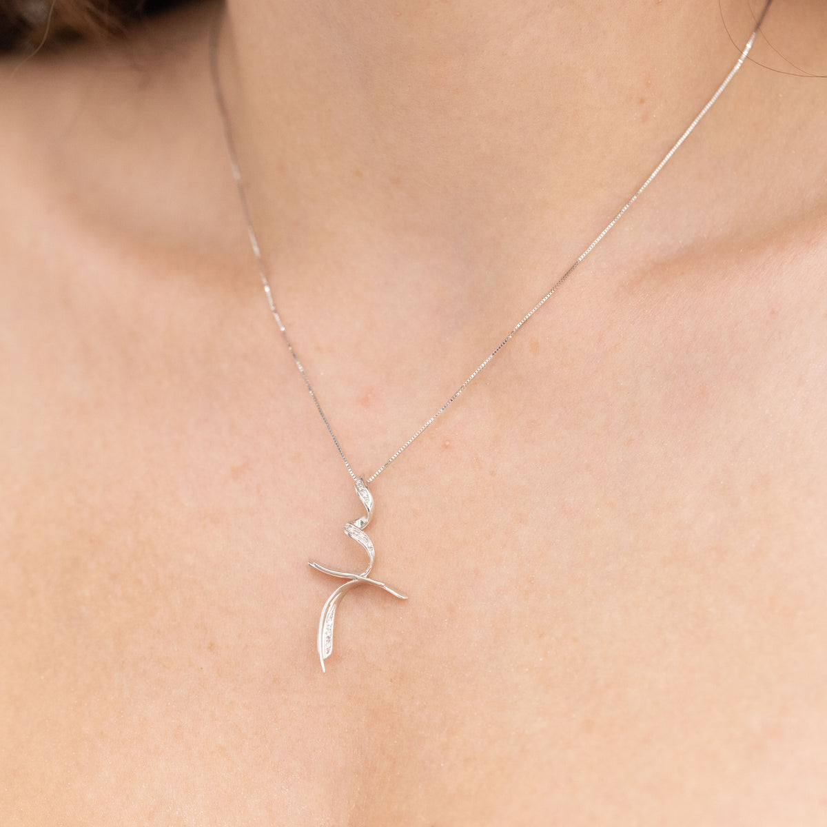 Collana Con Croce In Oro Bianco 18 Kt E Diamanti