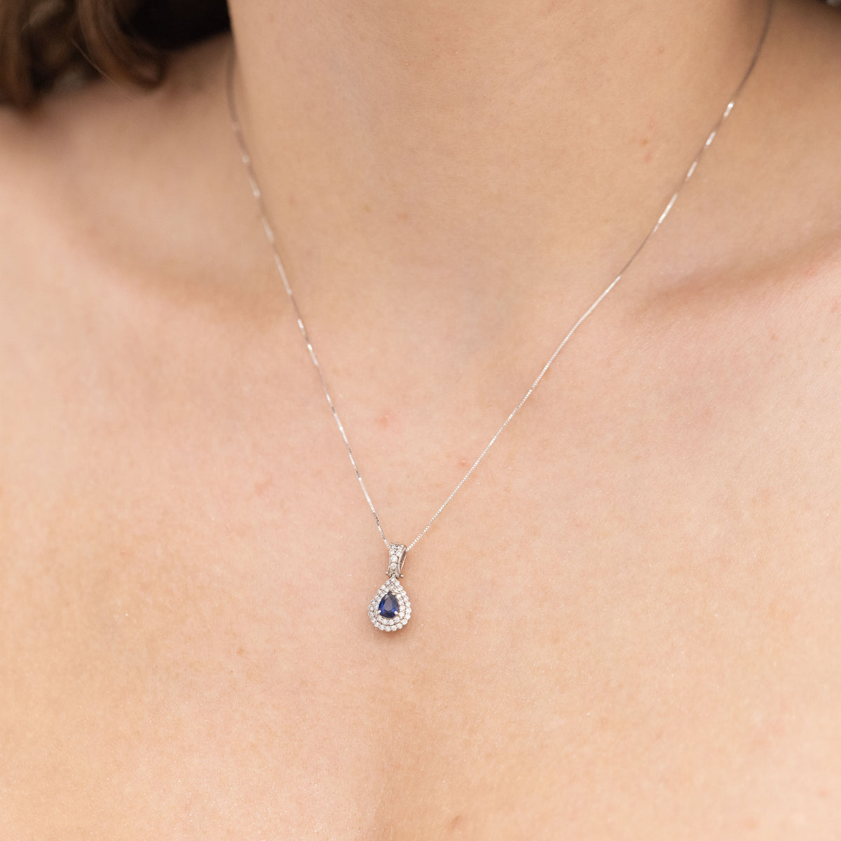 COLLANA IN ORO BIANCO 18 KT CON ZAFFIRO TAGLIO GOCCIA CONTORNATA DI DIAMANTI