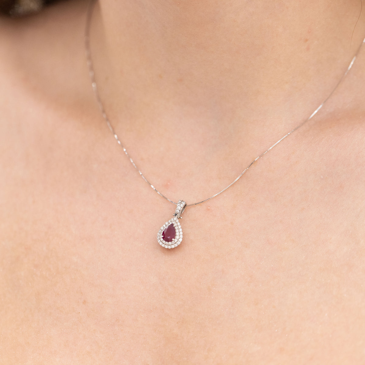 Collana In Oro Bianco 18 Kt Con Rubino Taglio Goccia Contornata Di Diamanti