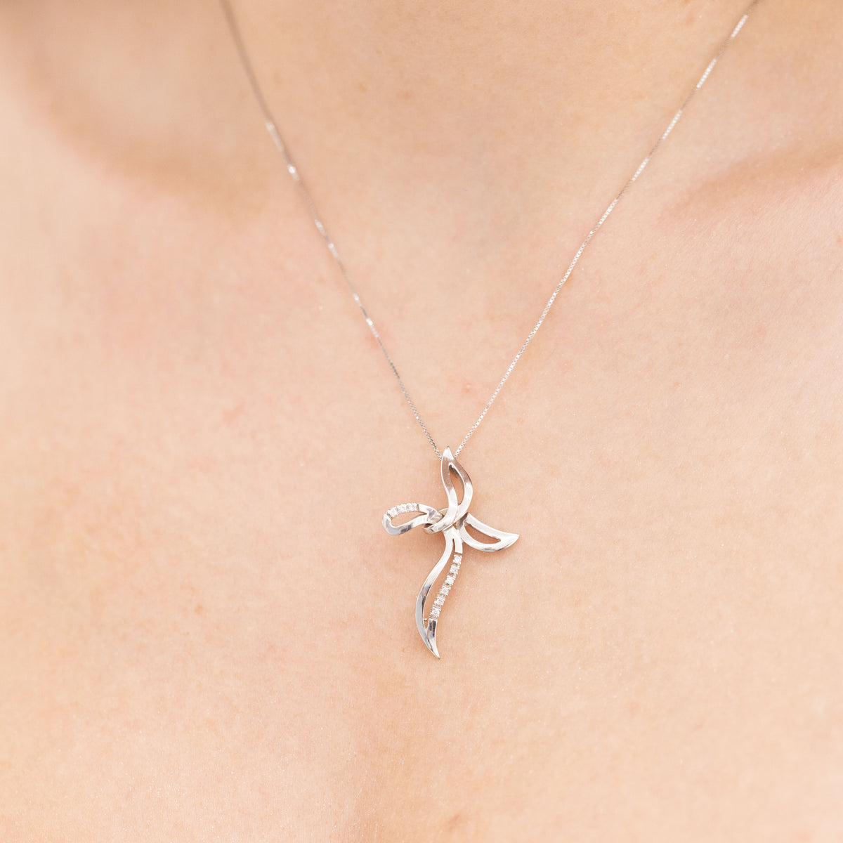 Collana Croce Asimmetrica In Oro Bianco 18 Kt E Diamanti