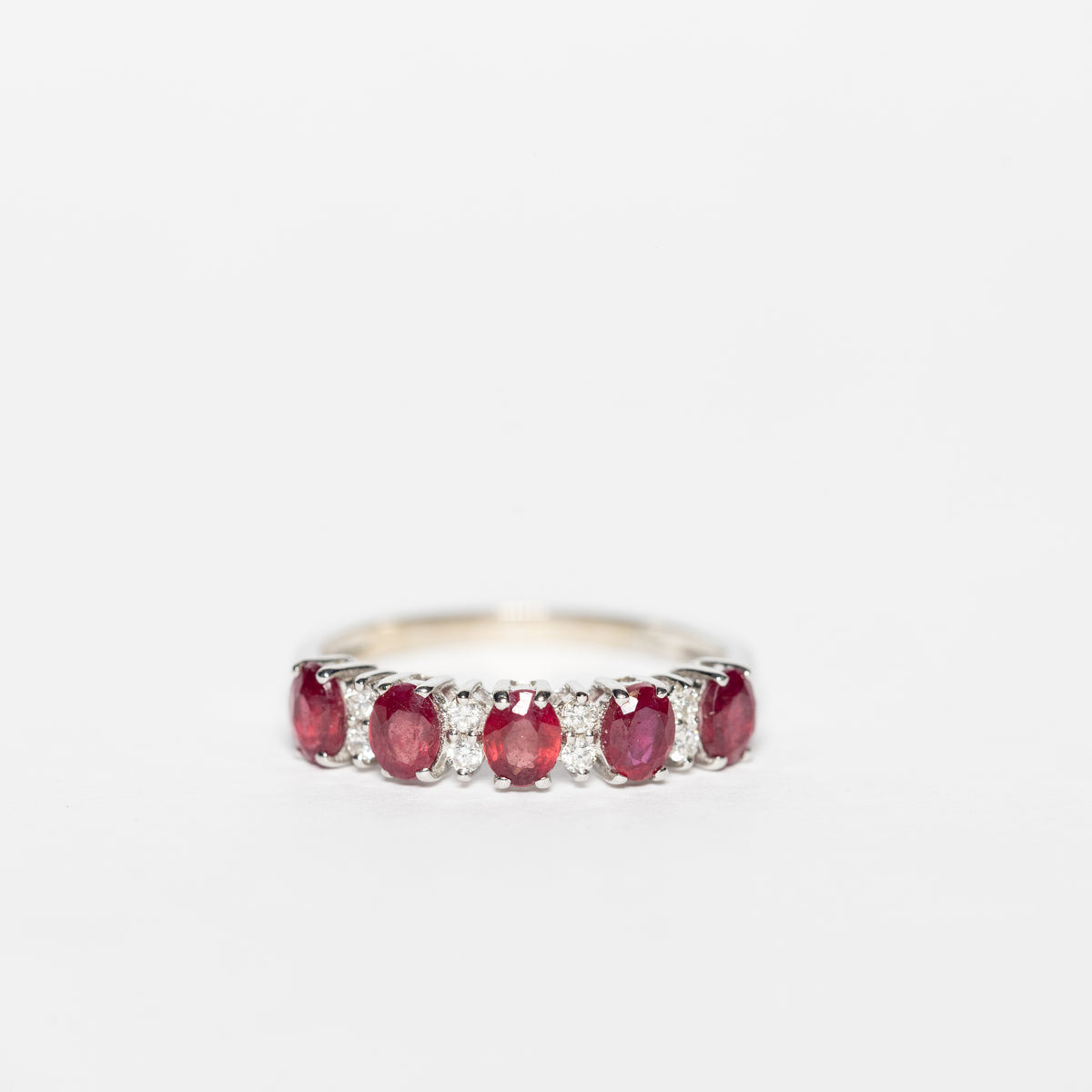 Anello Veretta In Oro Bianco 18 Kt Con Rubini E Dimanti