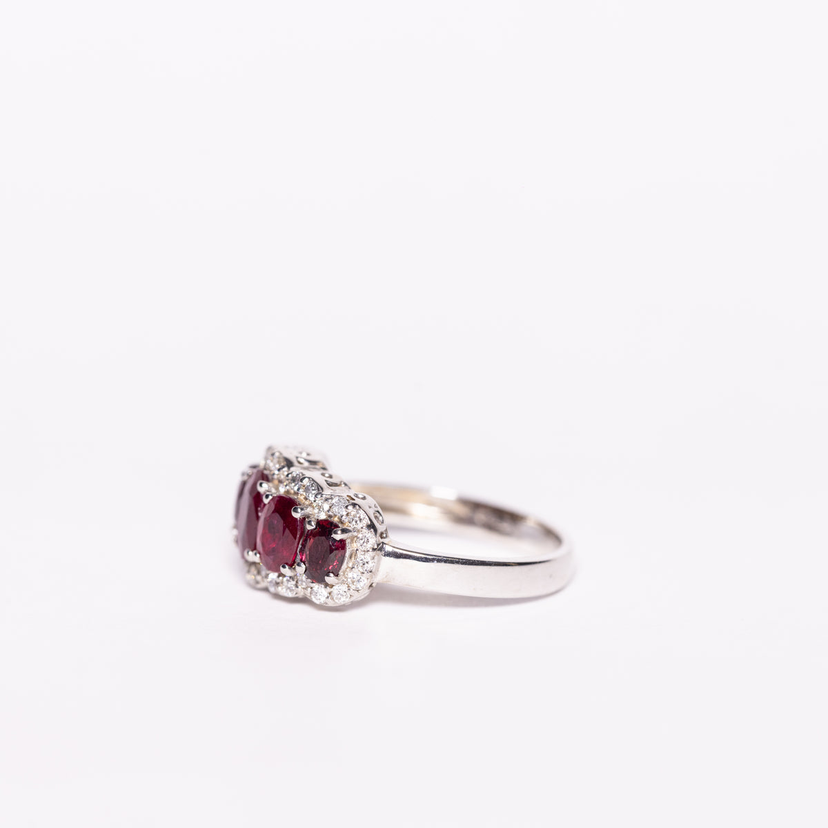 18kt White Gold Ring With Rubies Surrounded By Diamonds
