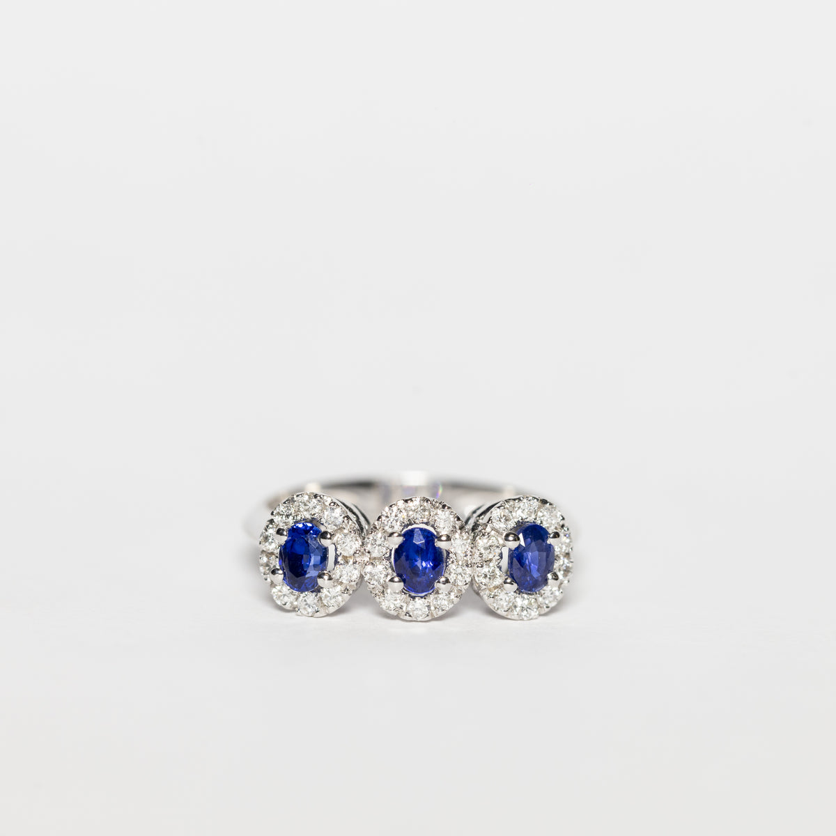 Anello Trilogy In Oro Bianco Con Zaffiri Contornati Di Diamanti