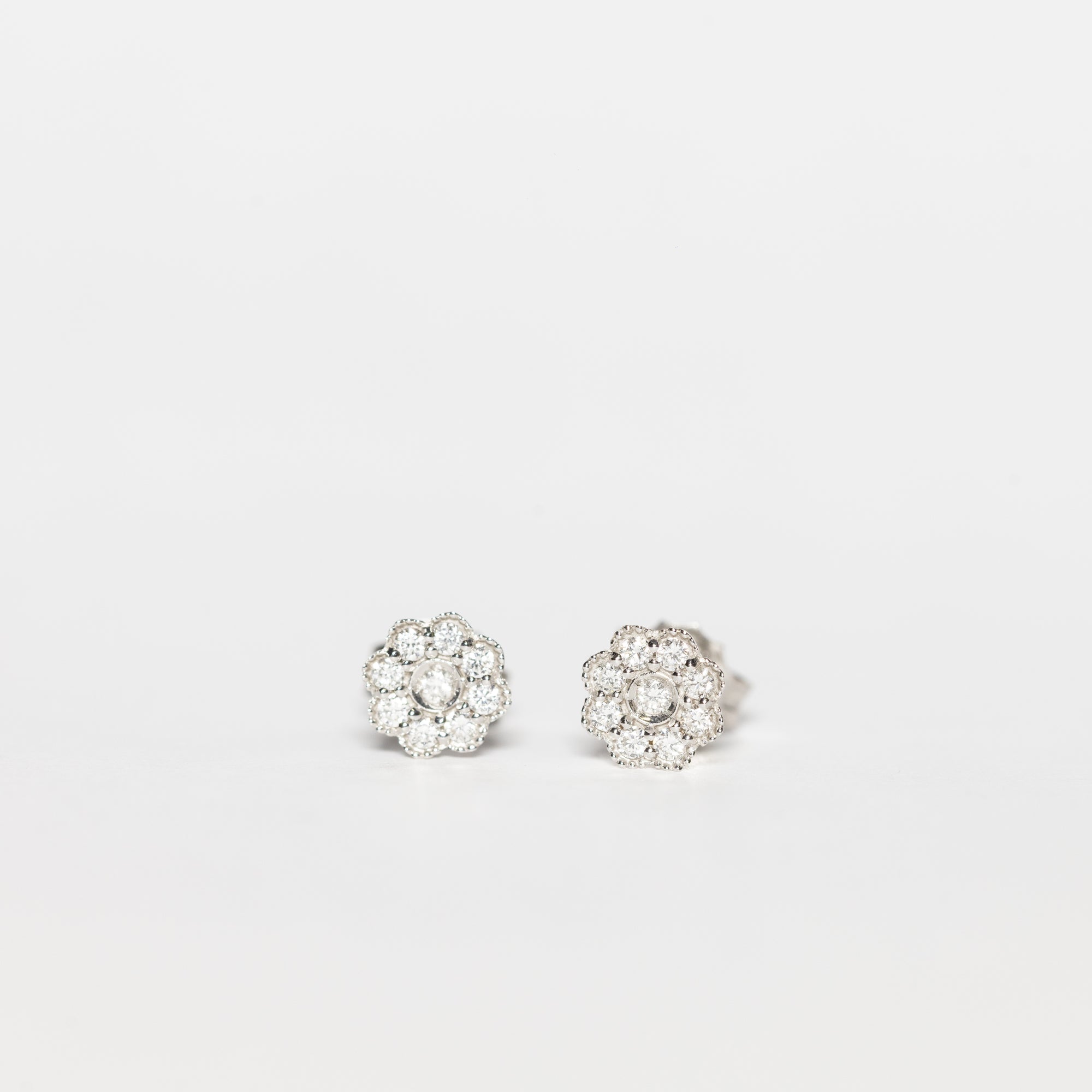 Orecchini A Margherita In Oro Bianco 14kt Con Zaffiro E Diamanti (0.11 Ct) - Gioiello Fatto A Mano, Certificato