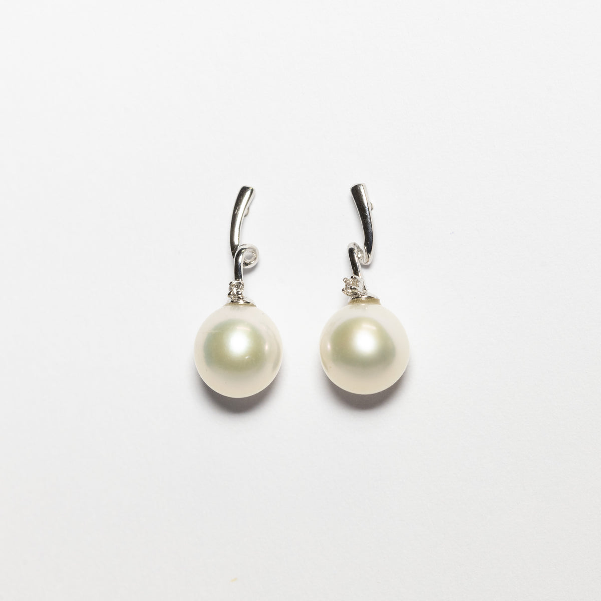 Orecchini Pendenti In Oro Bianco 18 Kt Con Punto Luce E Perle