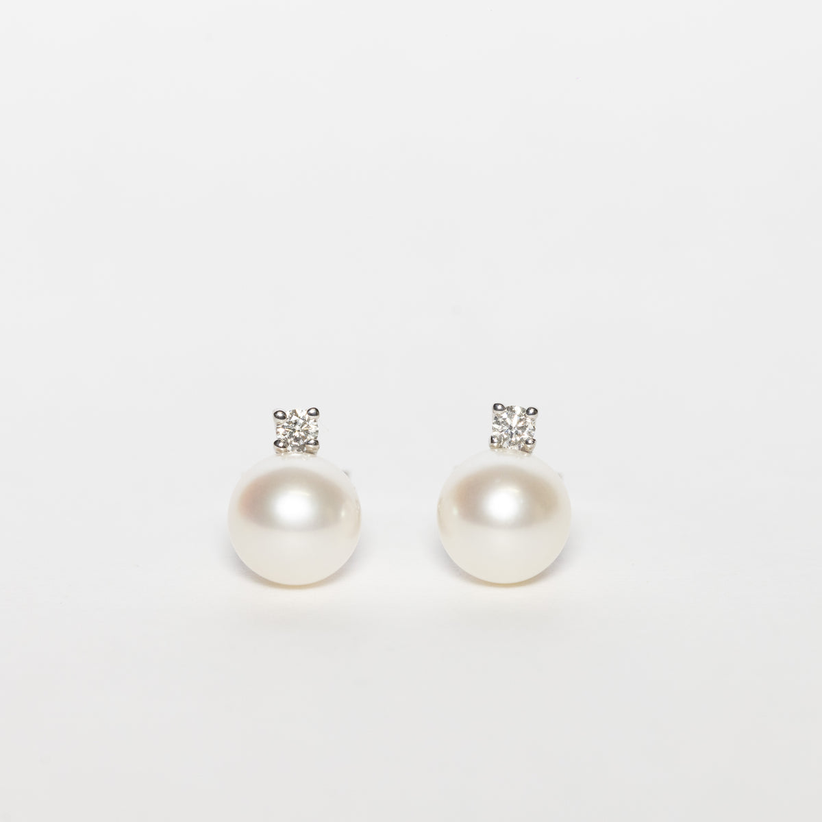 18Kt White Gold Earrings With Fresh Water Pearls And Light Point