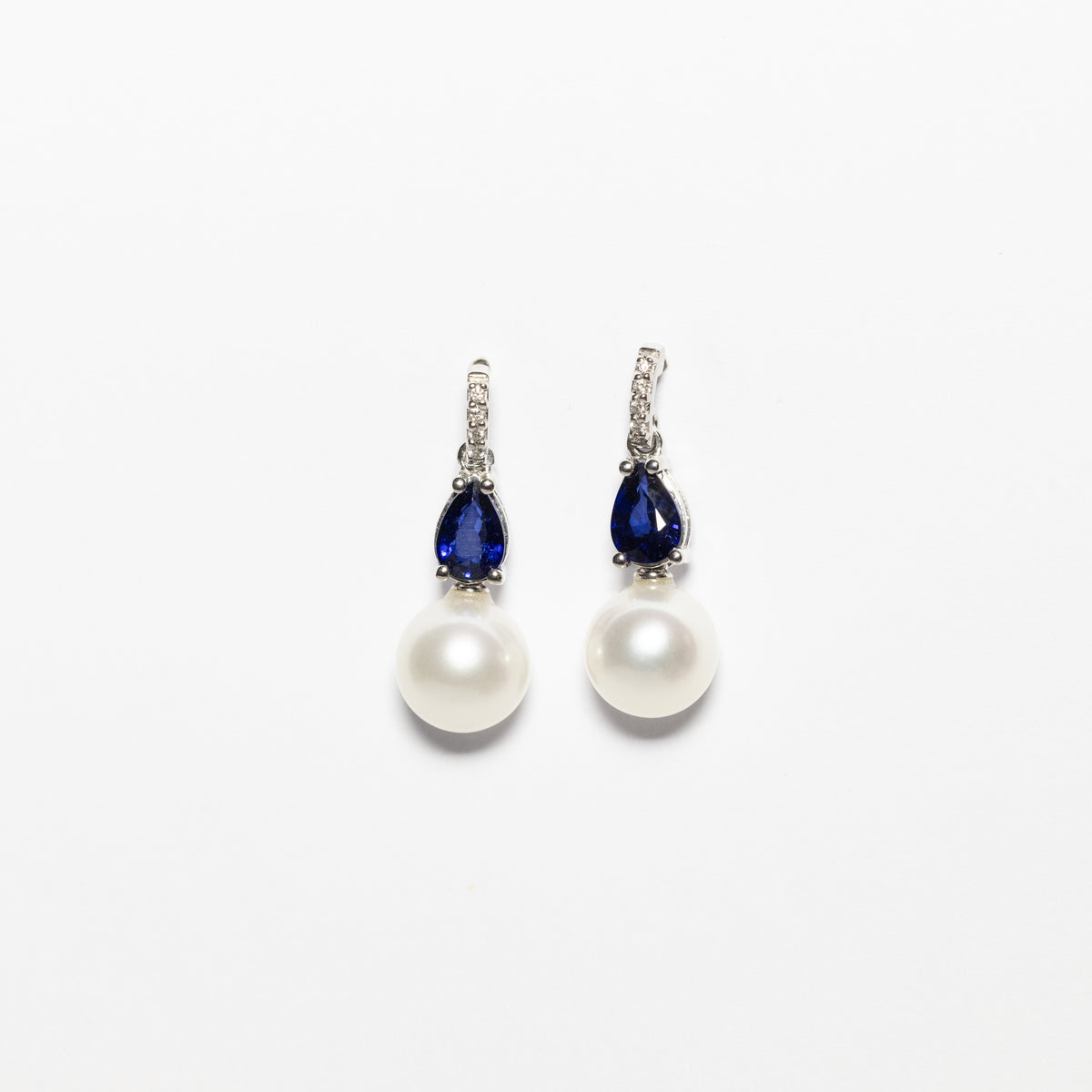 ORECCHINI IN ORO BIANCO 18 KT CON PENDENTI DI ZAFFIRO TAGLIO GOCCIA, PERLA E DIAMANTI
