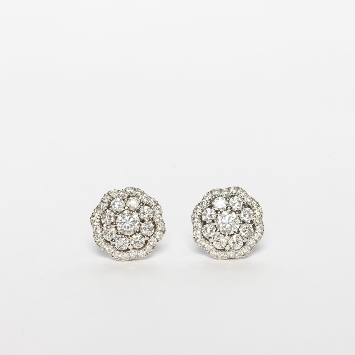 Orecchini In Oro Bianco 18 Kt Con Fiori Pavé Di Diamanti