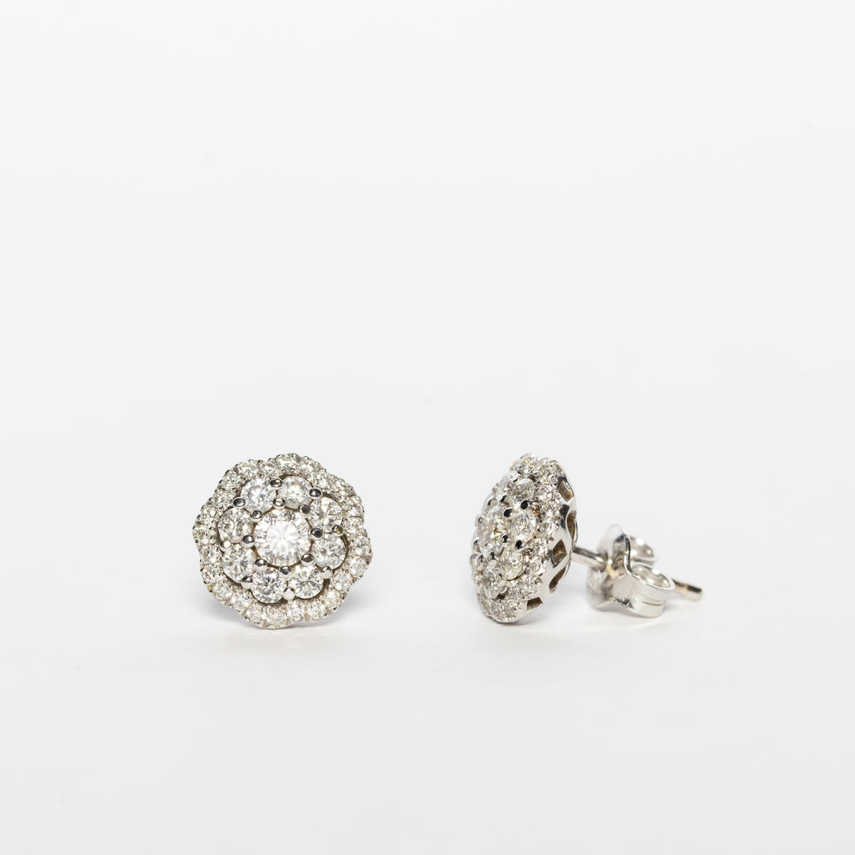 18K White Gold Earrings With Pavé Diamond Flowers