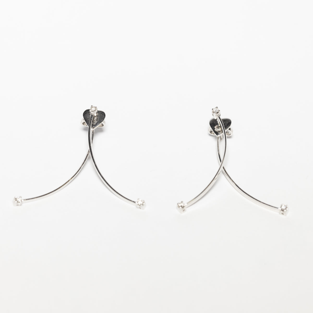 Orecchini Contrariè In Oro Bianco 18 Kt Con Diamanti