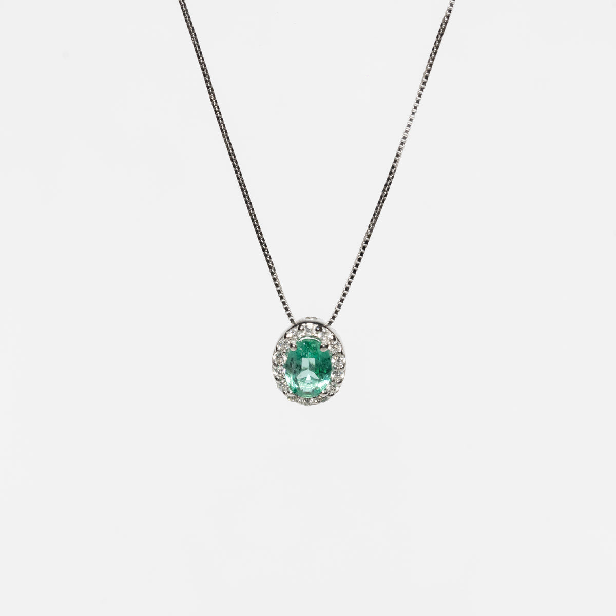 Collana In Oro Bianco 1 Kt Con Smeraldo Ovale E Giro Di Diamanti