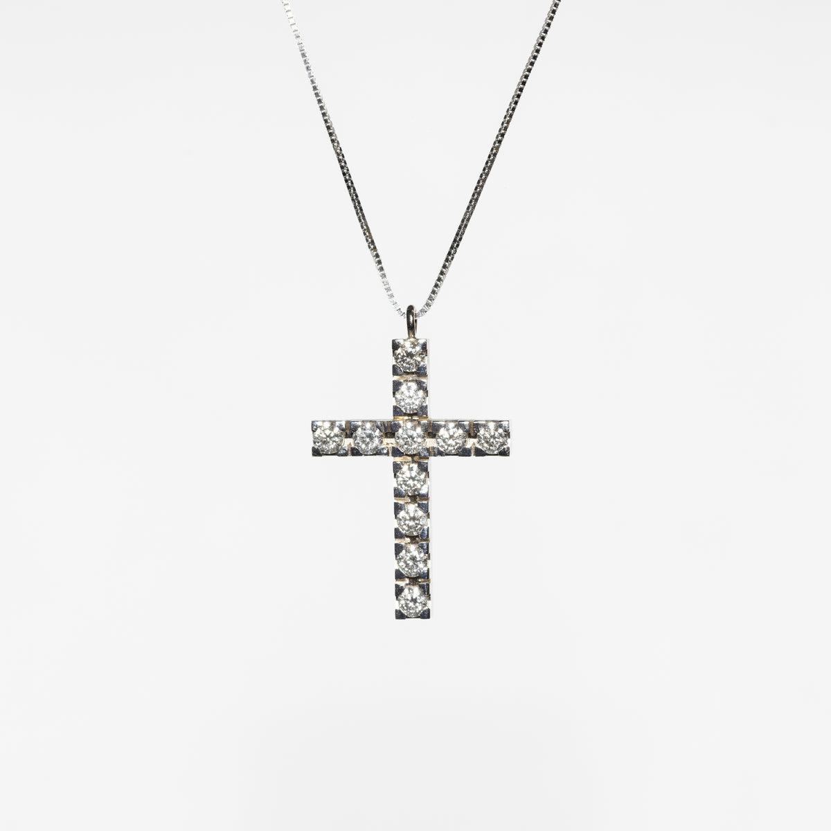Collana in oro bianco 18 kt con ciondolo a Croce con diamanti taglio rotondo brillante