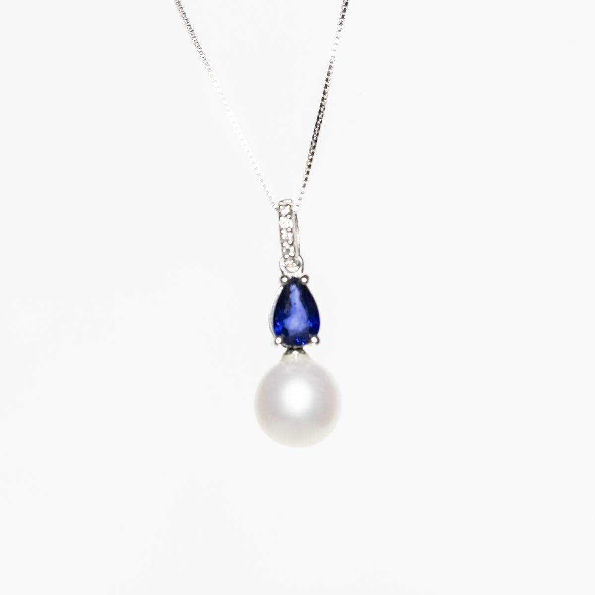 Collana In Oro Bianco 18 Kt Con Pendente Di Zaffiro Taglio Goccia, Perla E Diamanti