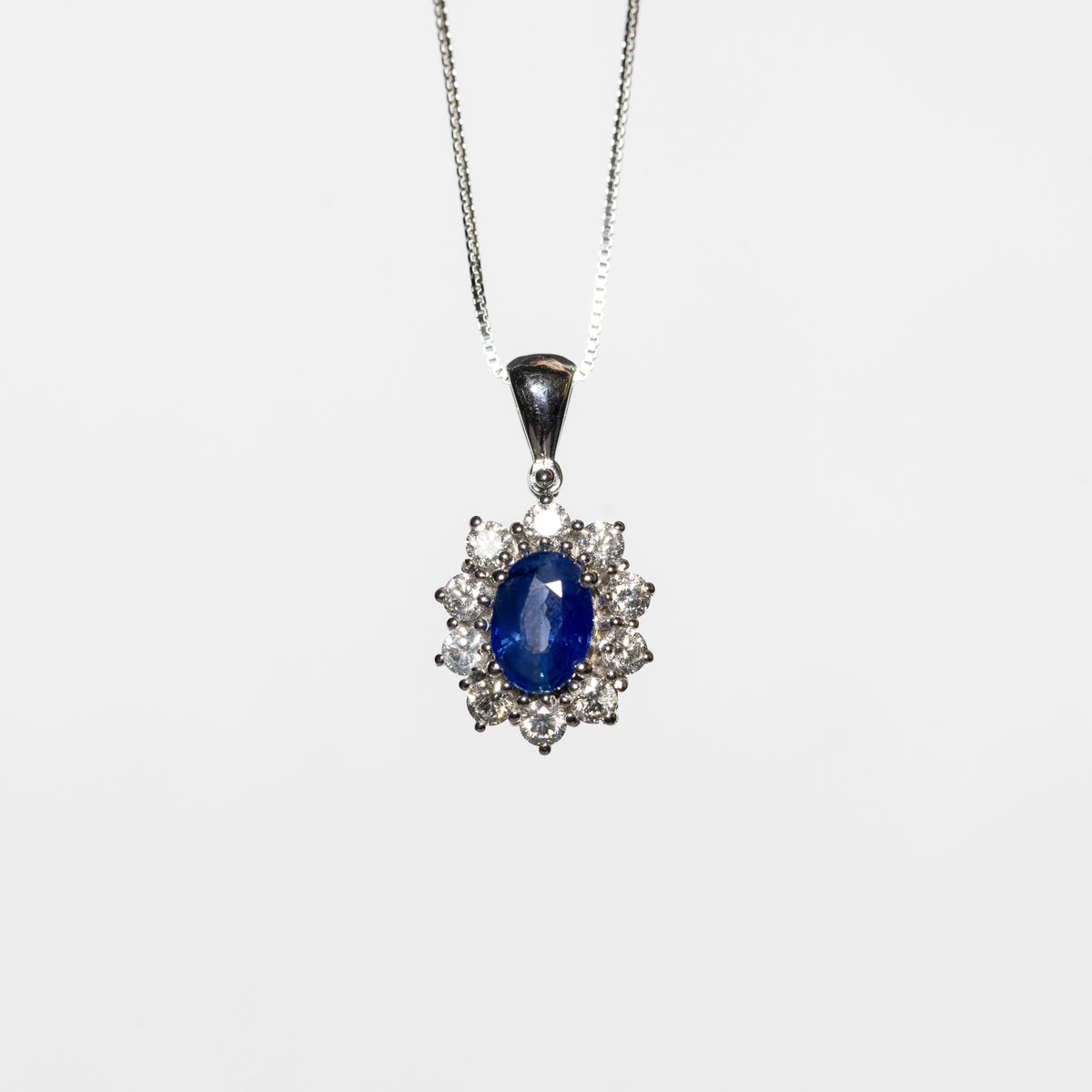 Collana In Oro Bianco 18 Kt Con Zaffiro E Giro Di Diamanti