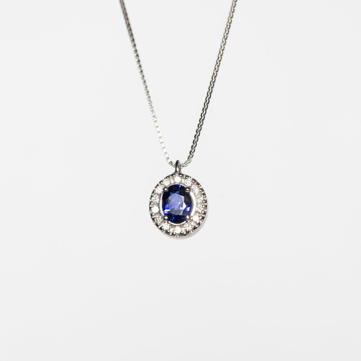 Collana In Oro Bianco 18 Kt Con Zaffiro E Giro Di Diamanti
