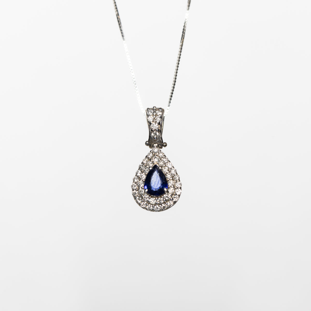 COLLANA IN ORO BIANCO 18 KT CON ZAFFIRO TAGLIO GOCCIA CONTORNATA DI DIAMANTI