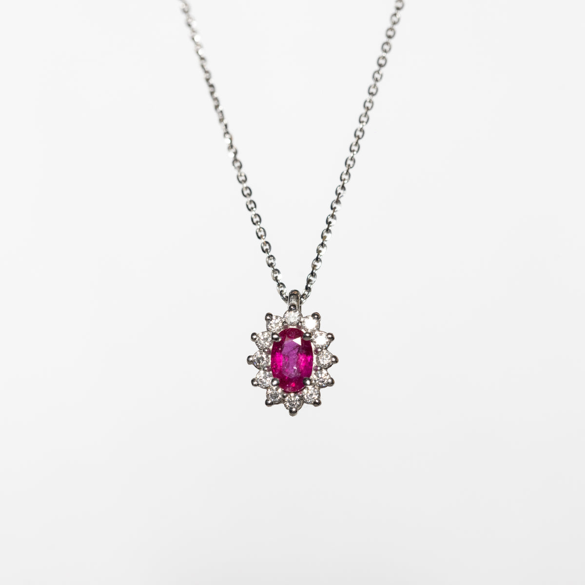 Collana In Oro Bianco 18 Kt Con Rubino Ovale Con Giro Di Diamanti