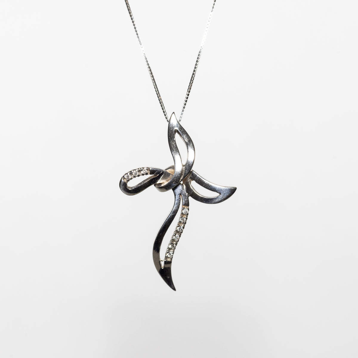 Collana Croce Asimmetrica In Oro Bianco 18 Kt E Diamanti