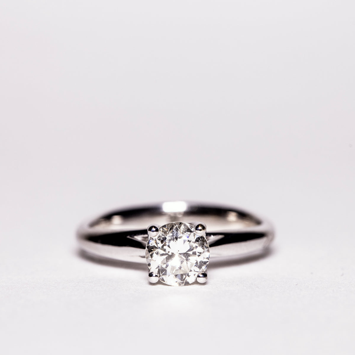 Solitaire ring in 18kt white gold and 1.01kt brilliant cut diamond