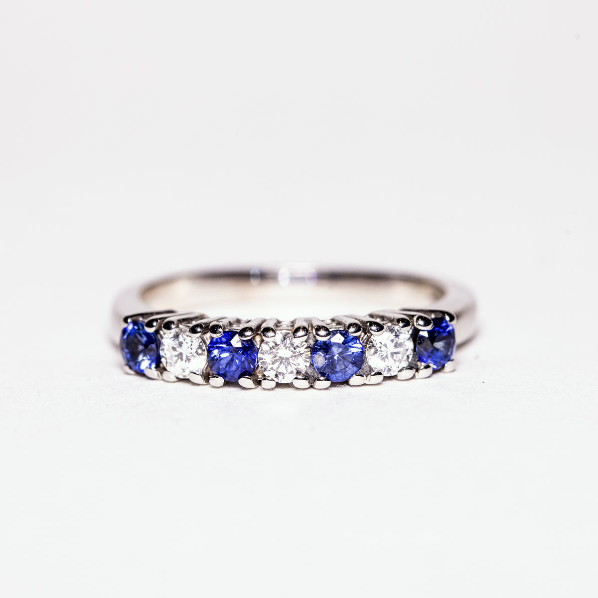 Veretta Ring with Sapphires and 0.30 ct Brilliant Cut Diamonds