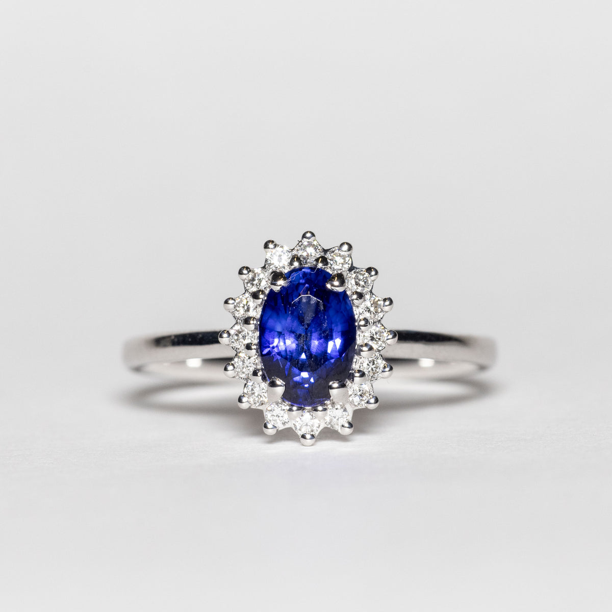 Anello in Oro Bianco 18kt con Zaffiro e diamanti rotondo brillanti